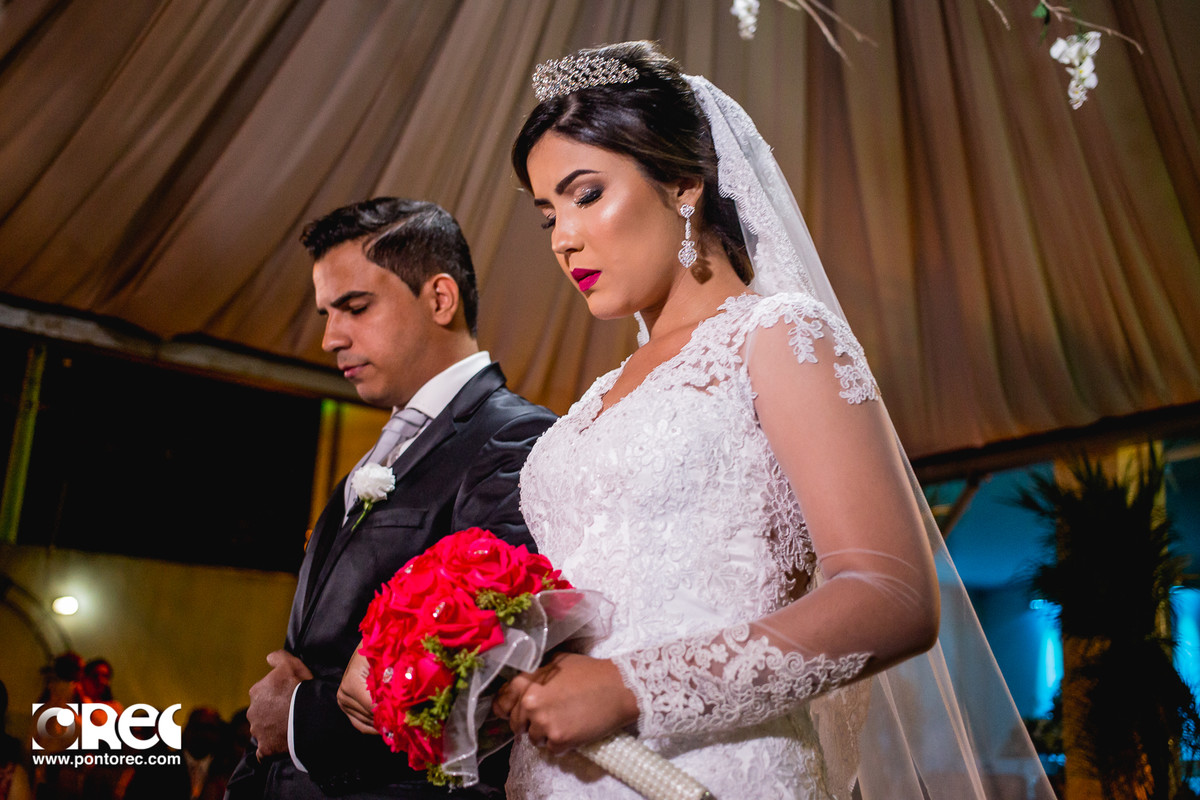 noiva, vestido de noiva, assesorio noiva, wedding, casamento, fotografo de casamento, video de casamento, ponto rec foto e cinema, emoção de casamento, noiva no altar