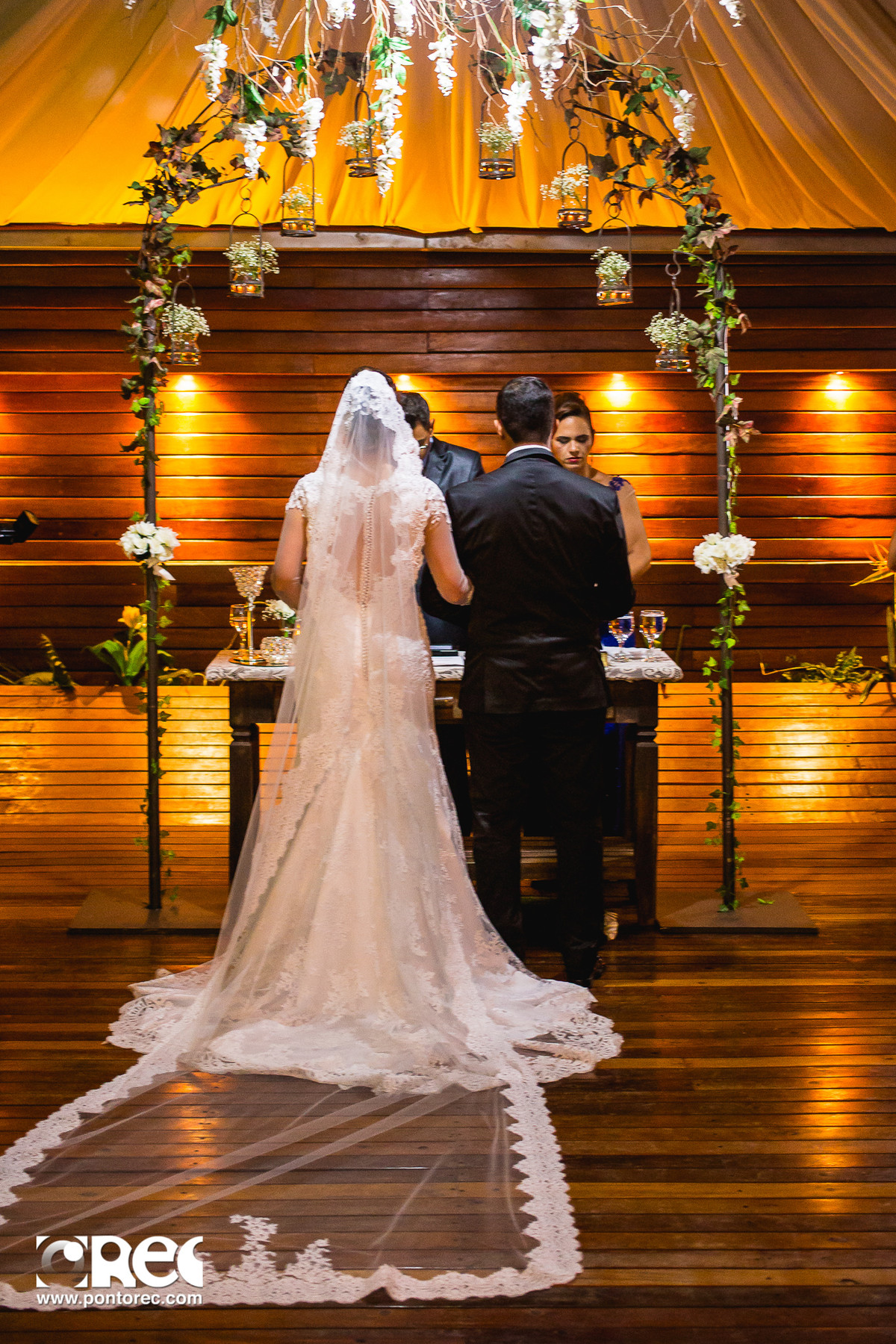 noiva, vestido de noiva, assesorio noiva, wedding, casamento, fotografo de casamento, video de casamento, ponto rec foto e cinema, emoção de casamento, noiva no altar