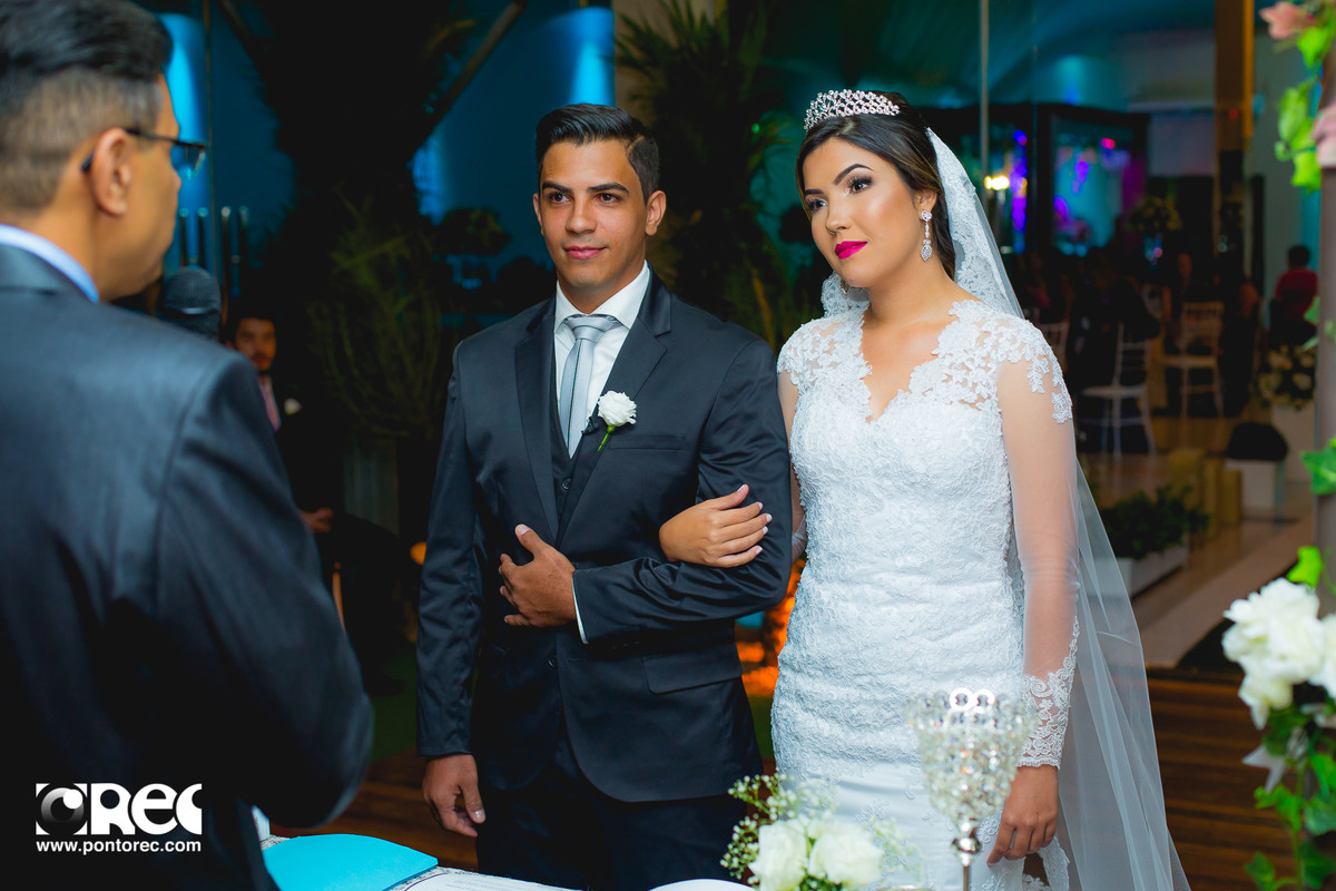 noiva, vestido de noiva, assesorio noiva, wedding, casamento, fotografo de casamento, video de casamento, ponto rec foto e cinema, emoção de casamento, noiva no altar, fotografo de casamento campo grande ms