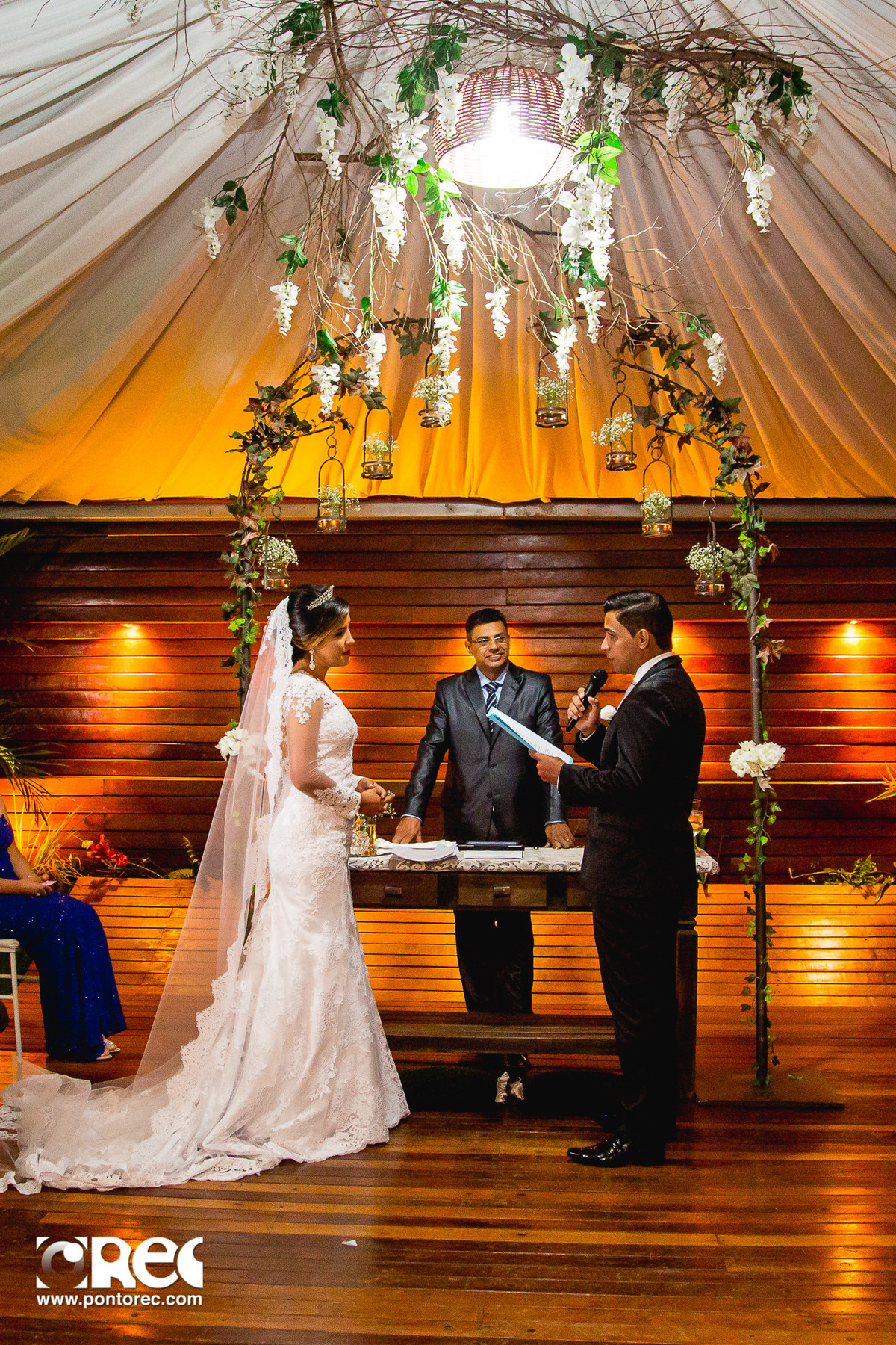 noiva, vestido de noiva, assesorio noiva, wedding, casamento, fotografo de casamento, video de casamento, ponto rec foto e cinema, emoção de casamento, noiva no altar, fotografo de casamento campo grande ms