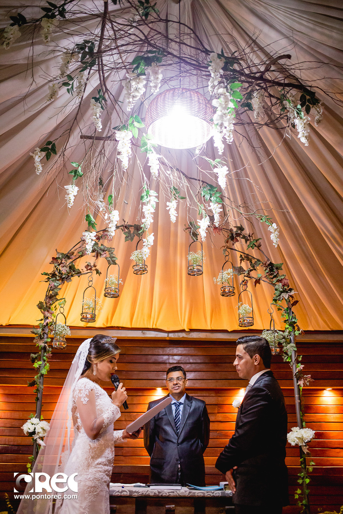 noiva, vestido de noiva, assesorio noiva, wedding, casamento, fotografo de casamento, video de casamento, ponto rec foto e cinema, emoção de casamento, noiva no altar, fotografo de casamento campo grande ms