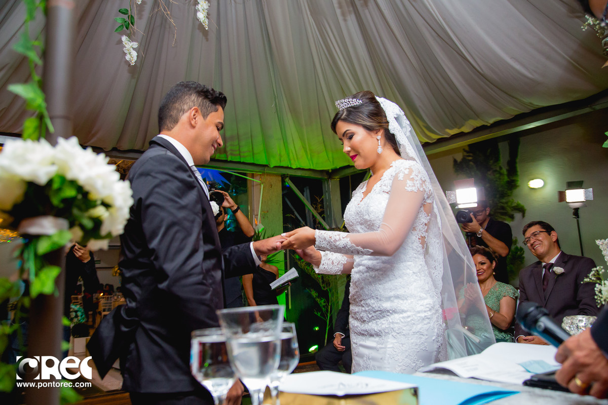 noiva, vestido de noiva, assesorio noiva, wedding, casamento, fotografo de casamento, video de casamento, ponto rec foto e cinema, emoção de casamento, noiva no altar, fotografo de casamento campo grande ms