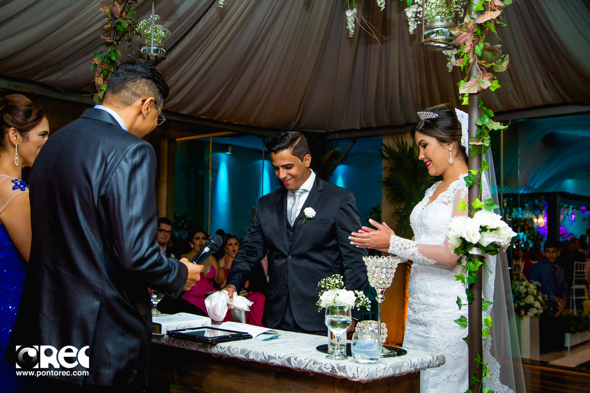 noiva, vestido de noiva, assesorio noiva, wedding, casamento, fotografo de casamento, video de casamento, ponto rec foto e cinema, emoção de casamento, noiva no altar, fotografo de casamento campo grande ms