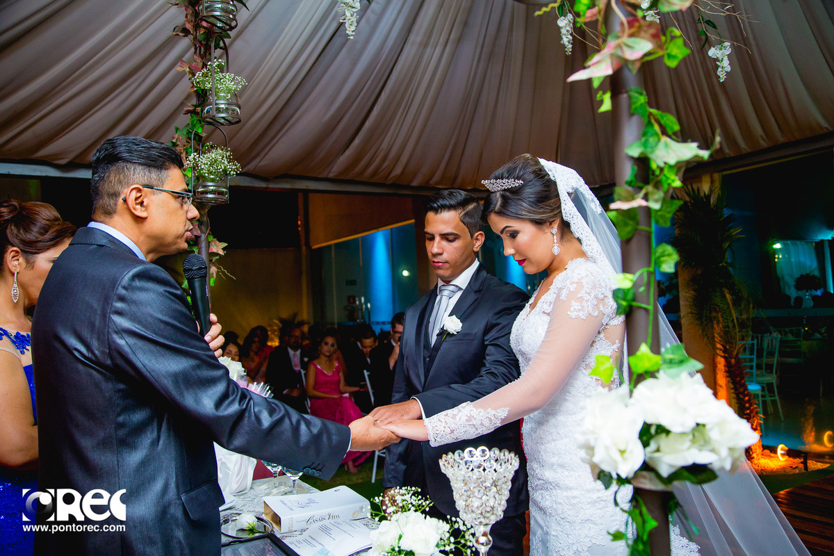 noiva, vestido de noiva, assesorio noiva, wedding, casamento, fotografo de casamento, video de casamento, ponto rec foto e cinema, emoção de casamento, noiva no altar, fotografo de casamento campo grande ms