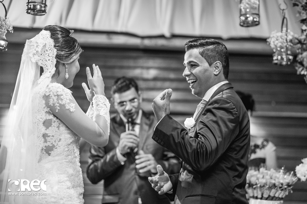 noiva, vestido de noiva, assesorio noiva, wedding, casamento, fotografo de casamento, video de casamento, ponto rec foto e cinema, emoção de casamento, noiva no altar, fotografo de casamento campo grande ms