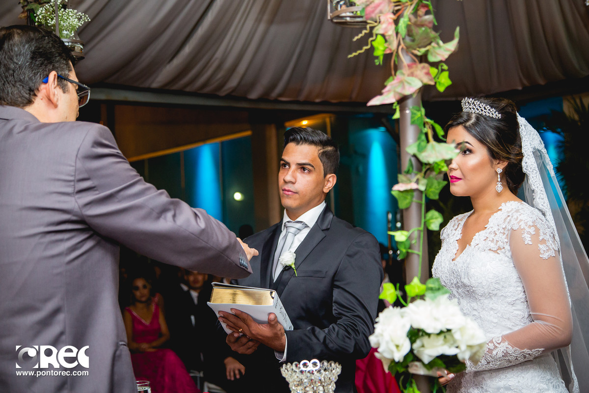 noiva, vestido de noiva, assesorio noiva, wedding, casamento, fotografo de casamento, video de casamento, ponto rec foto e cinema, emoção de casamento, noiva no altar, fotografo de casamento campo grande ms