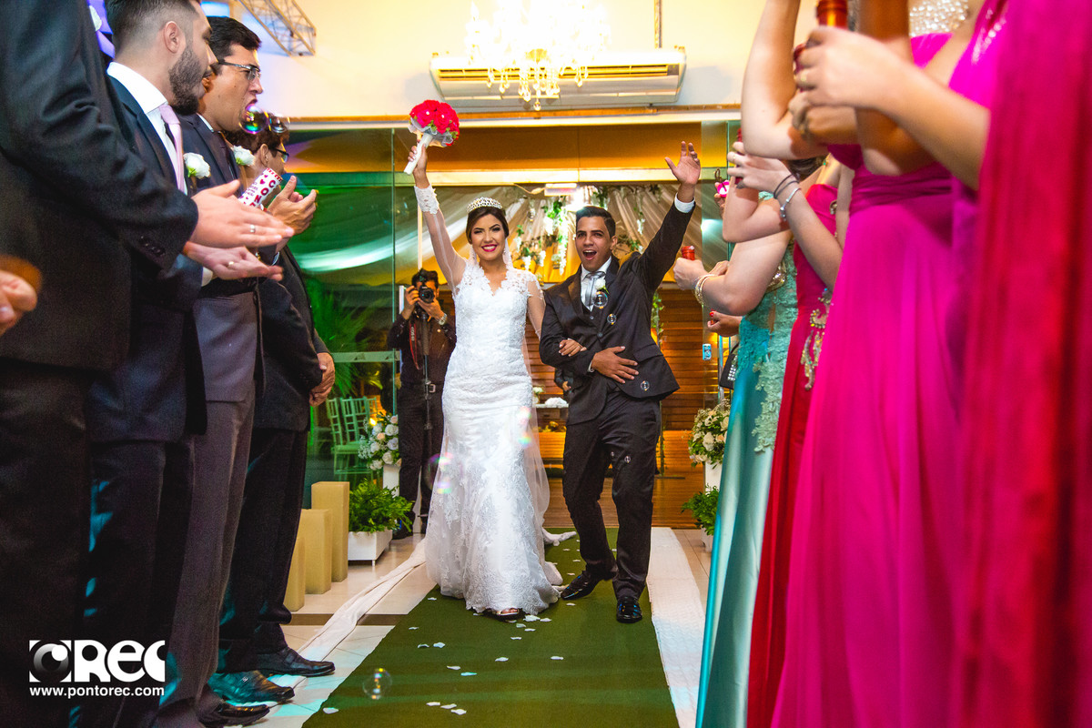 noiva, vestido de noiva, assesorio noiva, wedding, casamento, fotografo de casamento, video de casamento, ponto rec foto e cinema, emoção de casamento, noiva no altar, fotografo de casamento campo grande ms