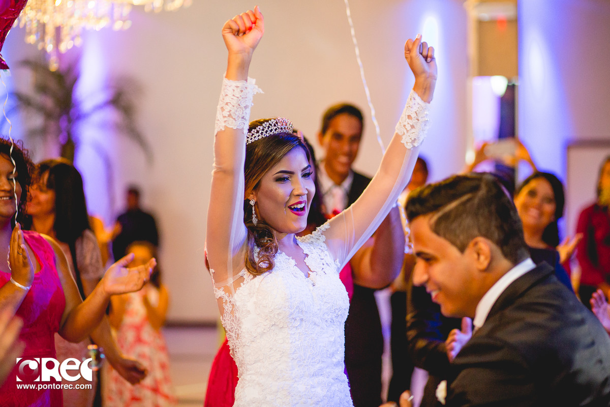 noiva, vestido de noiva, assesorio noiva, wedding, casamento, fotografo de casamento, video de casamento, ponto rec foto e cinema, emoção de casamento, noiva no altar, fotografo de casamento campo grande ms