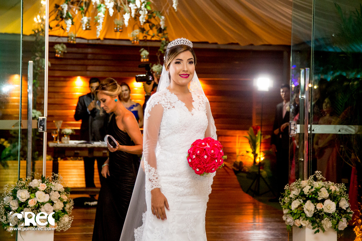 noiva, vestido de noiva, assesorio noiva, wedding, casamento, fotografo de casamento, video de casamento, ponto rec foto e cinema, emoção de casamento, noiva no altar