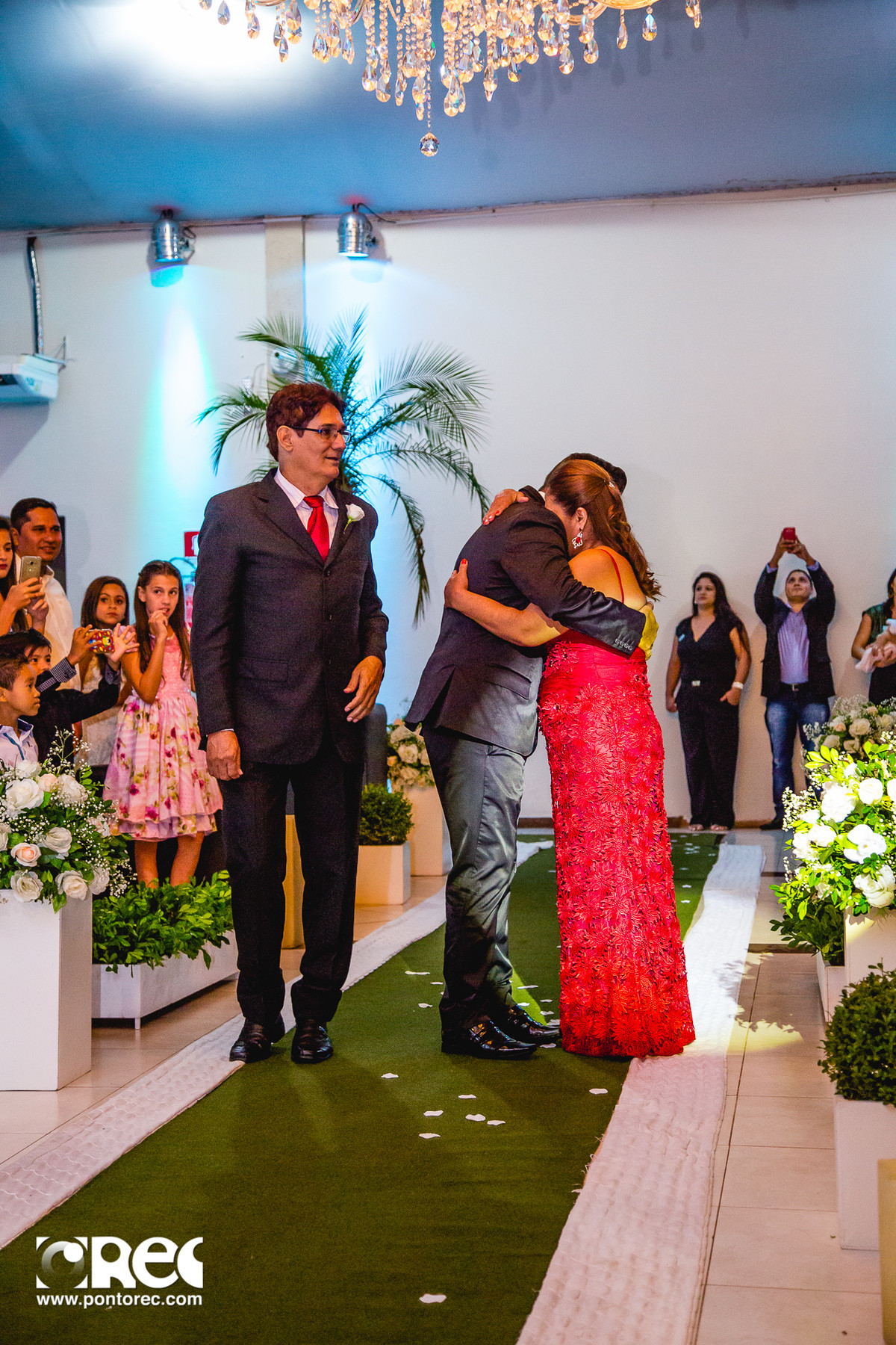 noiva, vestido de noiva, assesorio noiva, wedding, casamento, fotografo de casamento, video de casamento, ponto rec foto e cinema, emoção de casamento, noiva no altar