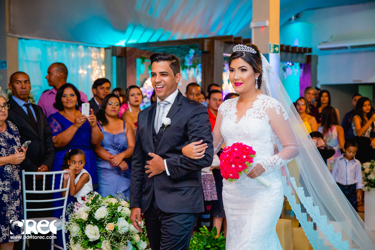 noiva, vestido de noiva, assesorio noiva, wedding, casamento, fotografo de casamento, video de casamento, ponto rec foto e cinema, emoção de casamento, noiva no altar