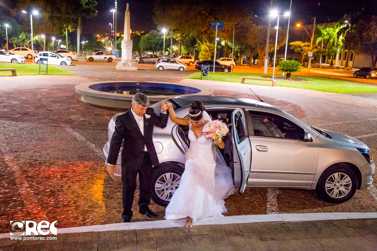 noiva saindo do carro, noiva com pai