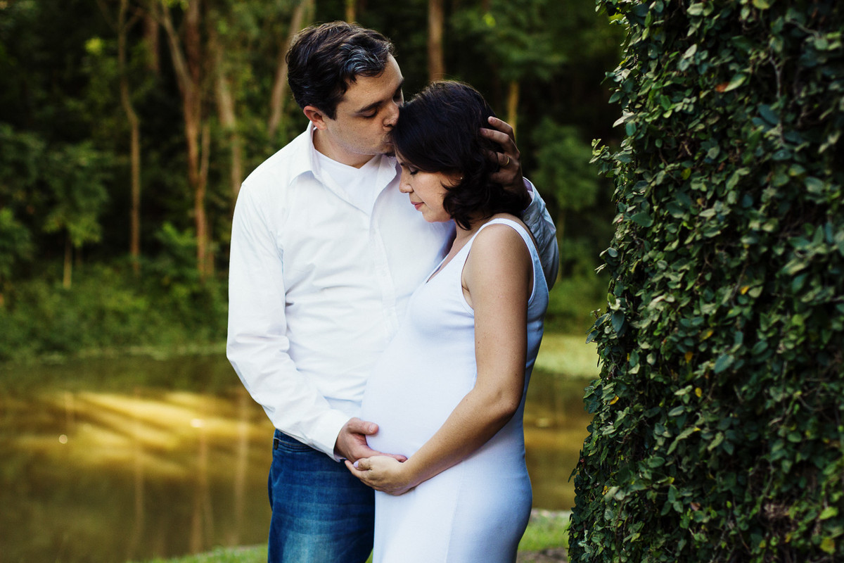 POSE DE FOTOGRAFIA PAI BEIJANDO A TESTA DA MÃE, BOOK DE GRÁVIDA, ESPERANDO BEBÊ, ENSAIO DE FOTOGRAFIA DE GRÁVIDA INDAIATUBA SP
