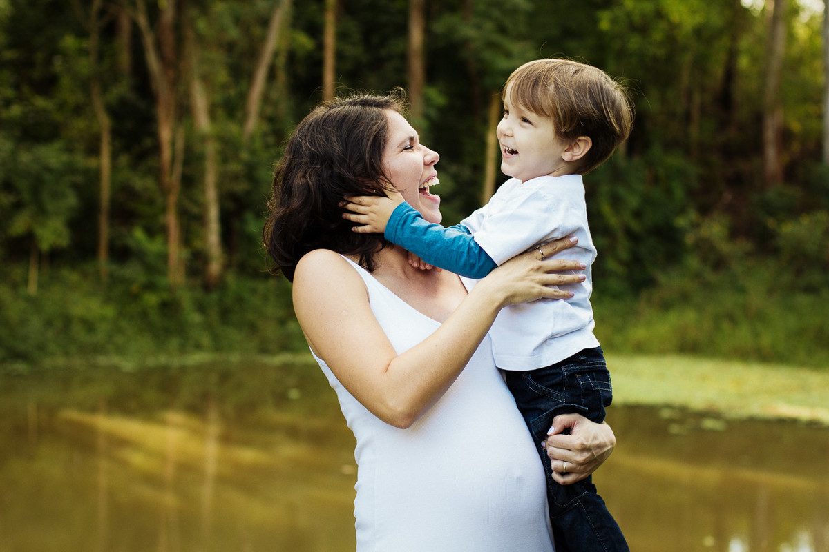 ENSAIO DE GESTANTE AO AR LIVRE, MUITO LINDO E DIFERENTE, O MENINO ESTÁ FELIZ COM A CHEGADA DA IRMÃ