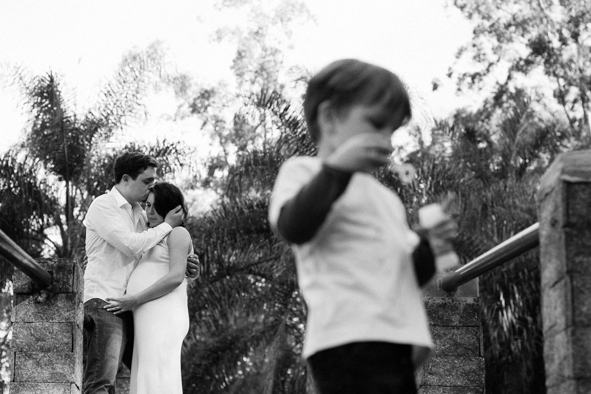 FOTOGRAFIA DE GESTANTE INSPIRADORA PRETO E BRANCO COM CONTRASTE, FOTOS DONA BORBOLETA FOTOGRAFIA DE FAMÍLIA