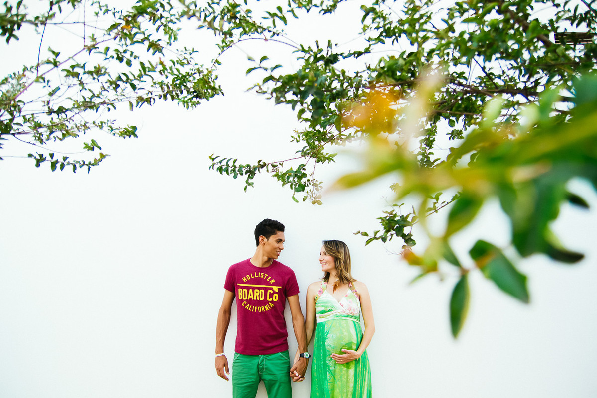OS PAIS EMOCIONADOS ESPERANDO A LUIZA FIZERAM UM ENSAIO DE GESTANTE EM INDAIATUBA SP COM A DONA BORBOLETA REGISTRANDO A GRAVIDEZ