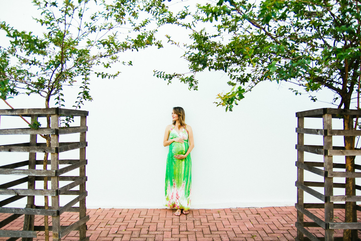 FOTOGRAFIA DE FAMÍLIA DE GRÁVIDA, MÃE EMOCIONADA COM O PAI CARINHOSO