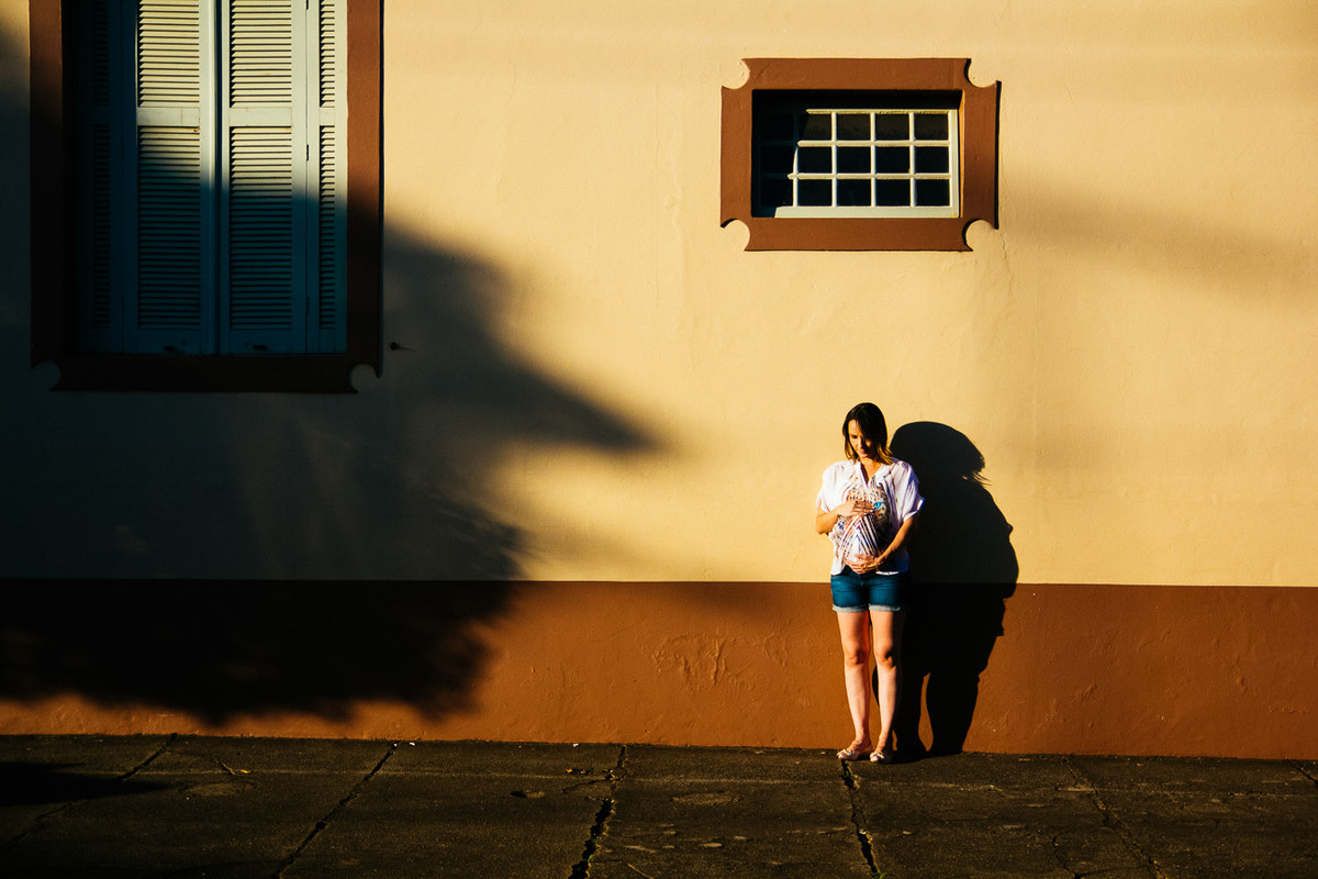 GESTANTE SENDO FOTOGRAFADA, FOTO LINDA AO PÔR-DO-SOL, GRÁVIDA POSANDO PARA FOTOS LINDA AO AR LIVRE DONA BORBOLETA FOTOGRAFIA DE FAMÍLIA