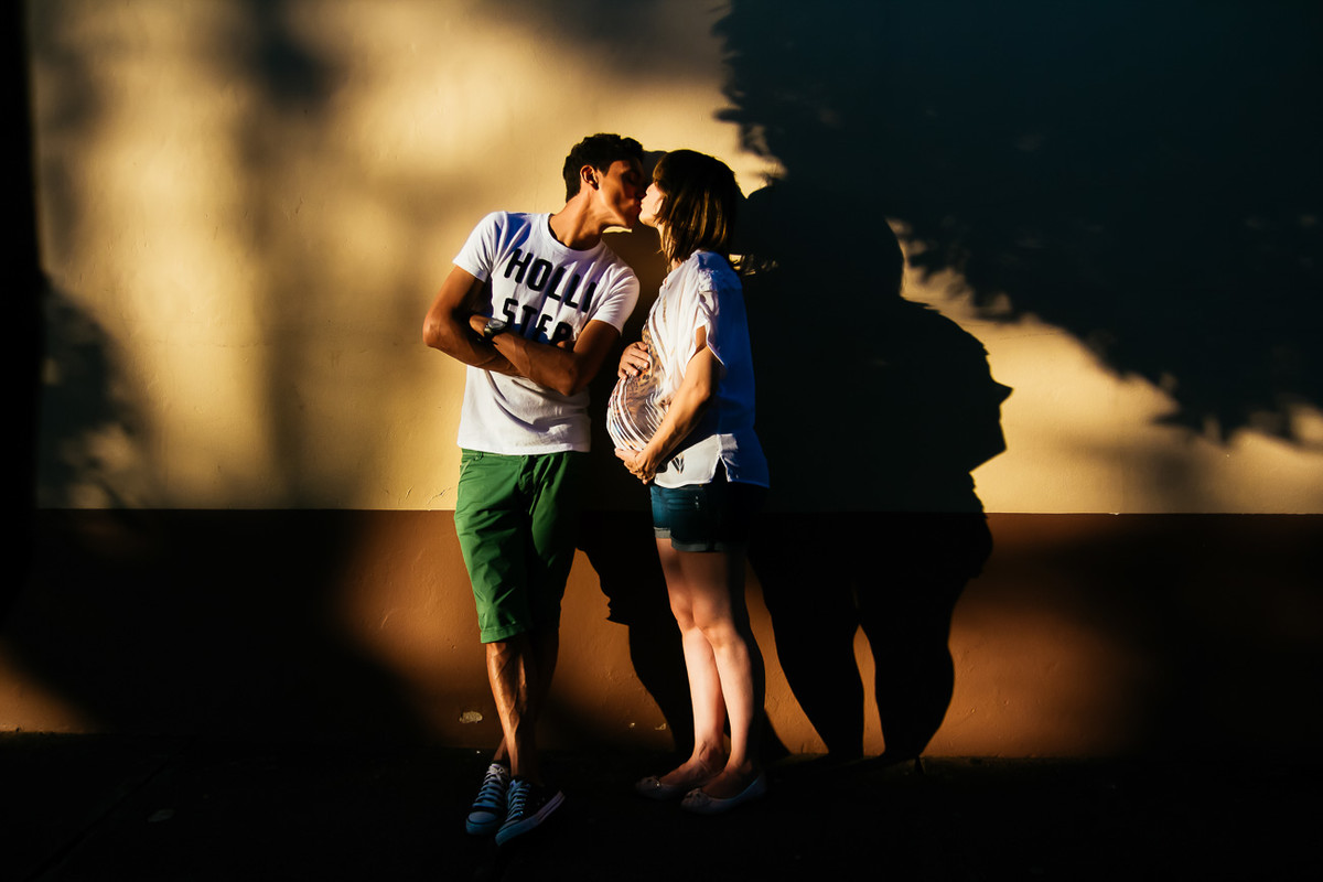 BEIJO DO PAI NA MÃE GRÁVIDA, MOMENTO EMOCIONANTE DA VIDA DA FAMÍLIA, ESPERANDO BEBÊ, BEBÊ NA BARRIGA