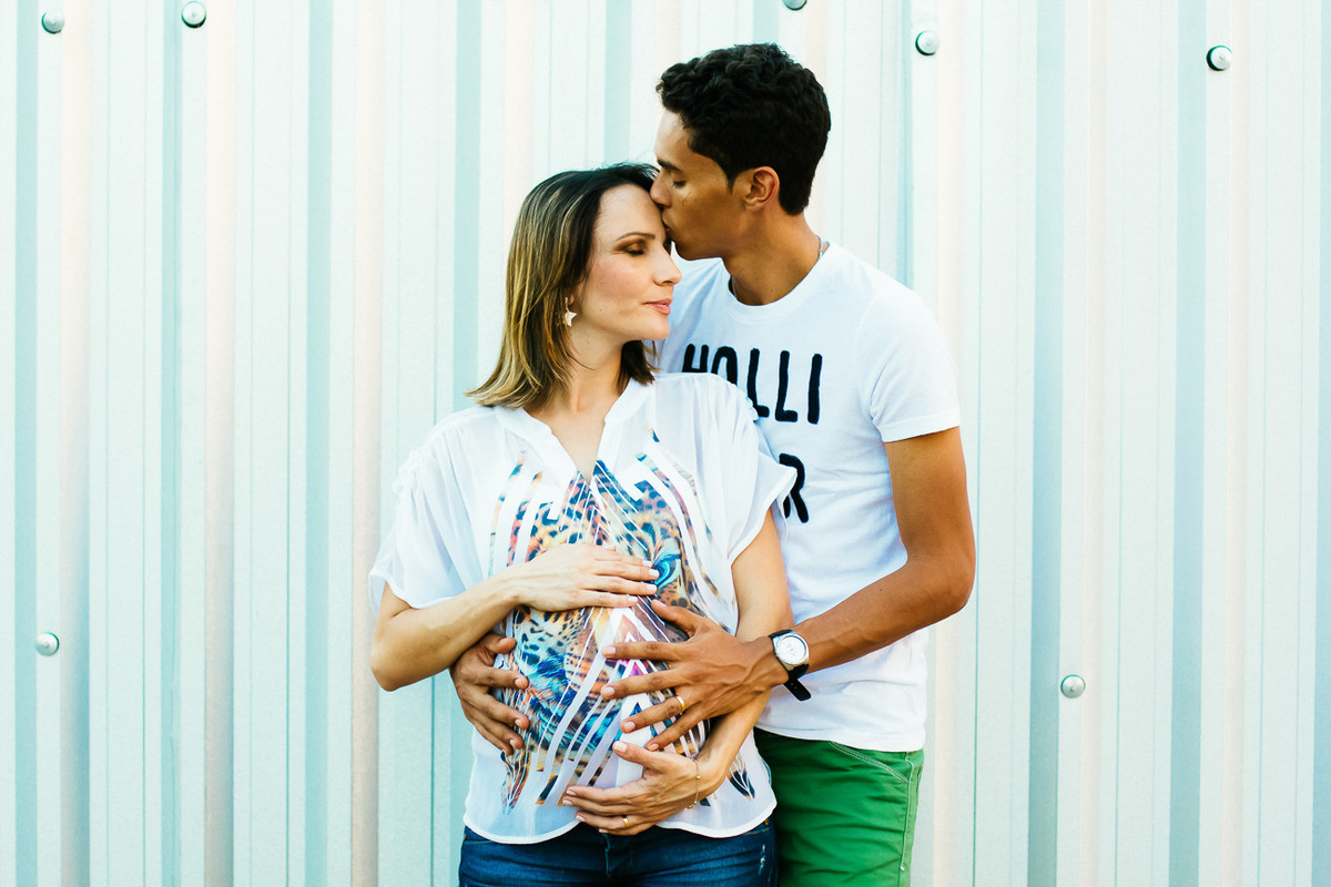 FOTOGRAFIA DE GESTANTE COM O PAI, BEIJO NA TESTA