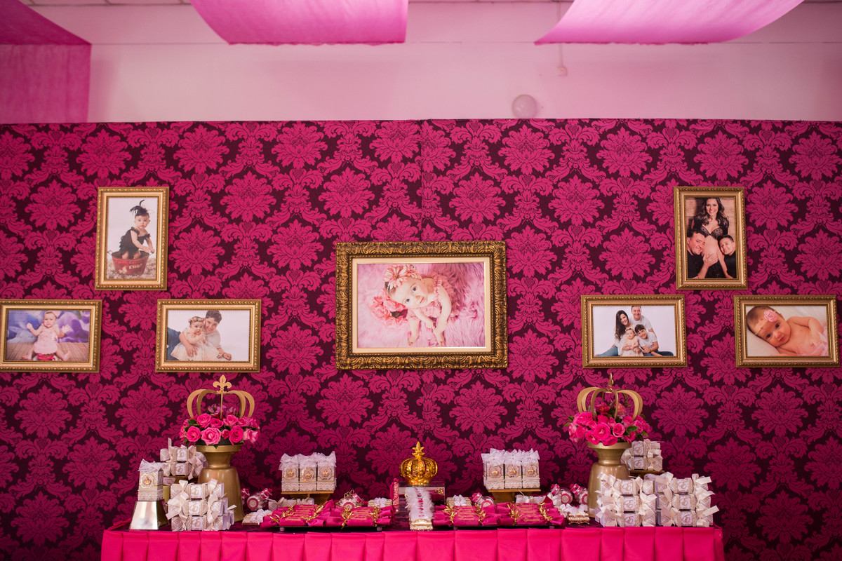  painel de fundo da entrada, decoração da festa da princesa, uma linda mesa de enfeites e fotos do papai, mamãe, irma e princesa