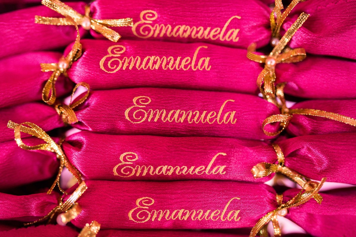 doces enfeitando a mesa principal, nome da princesa bordado  dão um charme a esses deliciosos docinhos