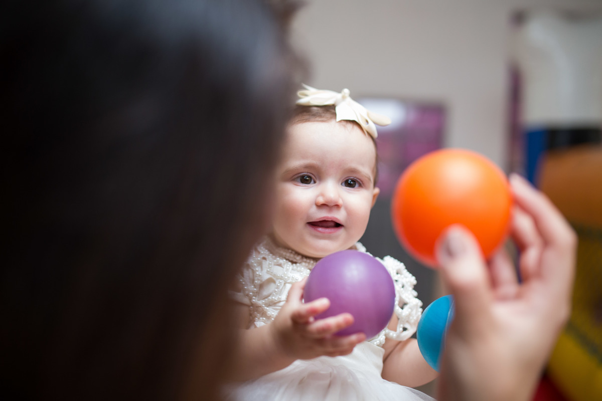 princesa brinca com bolinhas coloridas em sua festa