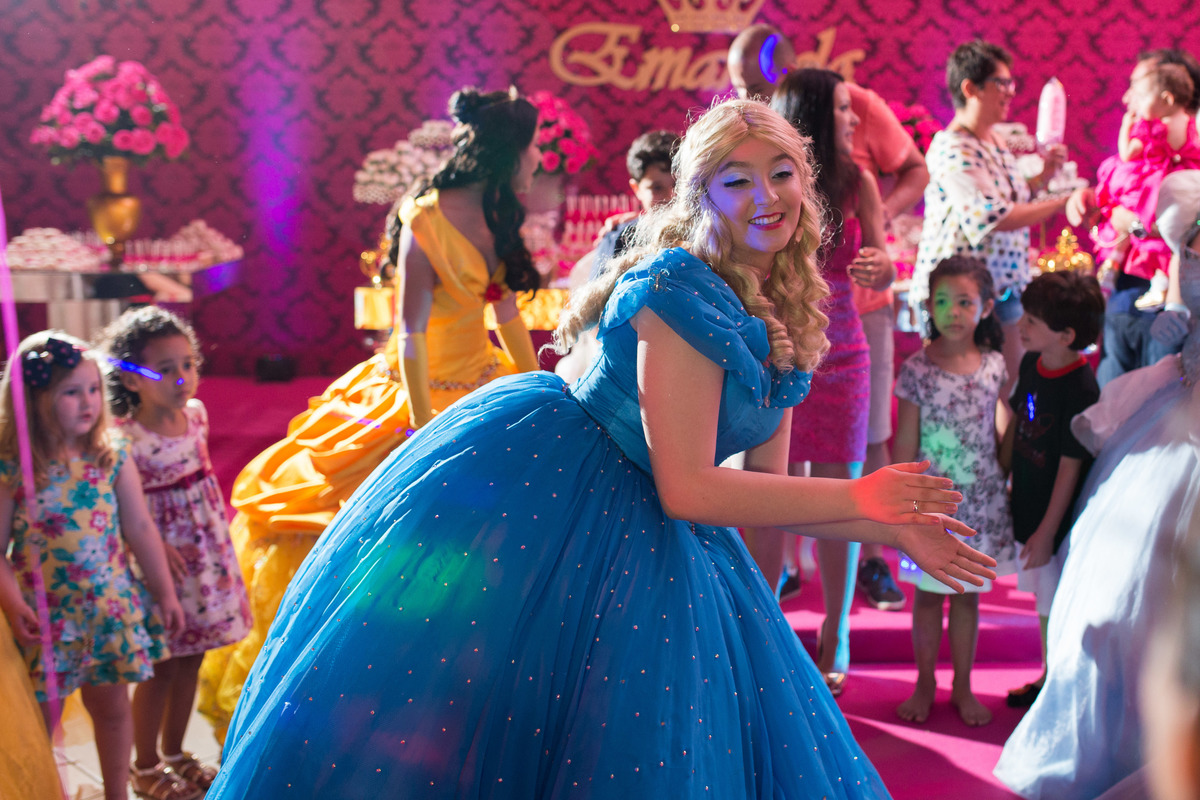 princesas dançando e se divertindo com os convidados
