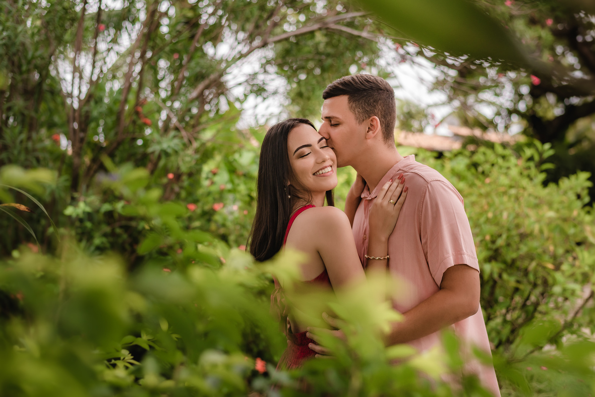 Ensaio de casal na praia_ Tibau do Sul_ Pipa_ RN _ Rio Grande do Norte_ Ensaio pré-casamento _ ensaio de casal_ praia da pipa_ prewedding _ fotógrafo em natal 