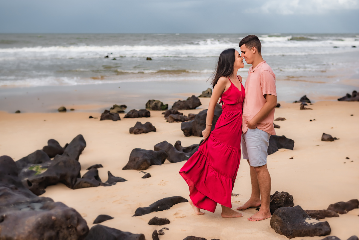 Ensaio de casal na praia_ Tibau do Sul_ Pipa_ RN _ Rio Grande do Norte_ Ensaio pré-casamento _ ensaio de casal_ praia da pipa_ prewedding _ fotógrafo em natal 