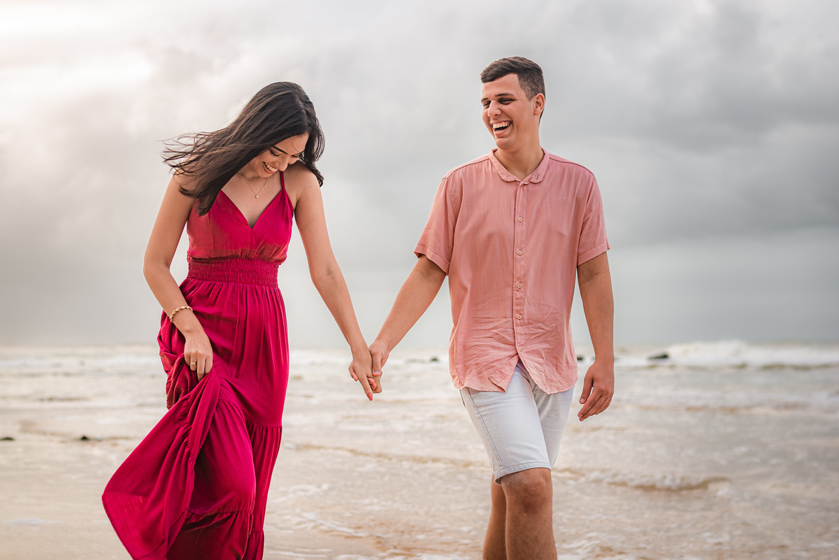 Ensaio de casal na praia_ Tibau do Sul_ Pipa_ RN _ Rio Grande do Norte_ Ensaio pré-casamento _ ensaio de casal_ praia da pipa_ prewedding _ fotógrafo em natal 
