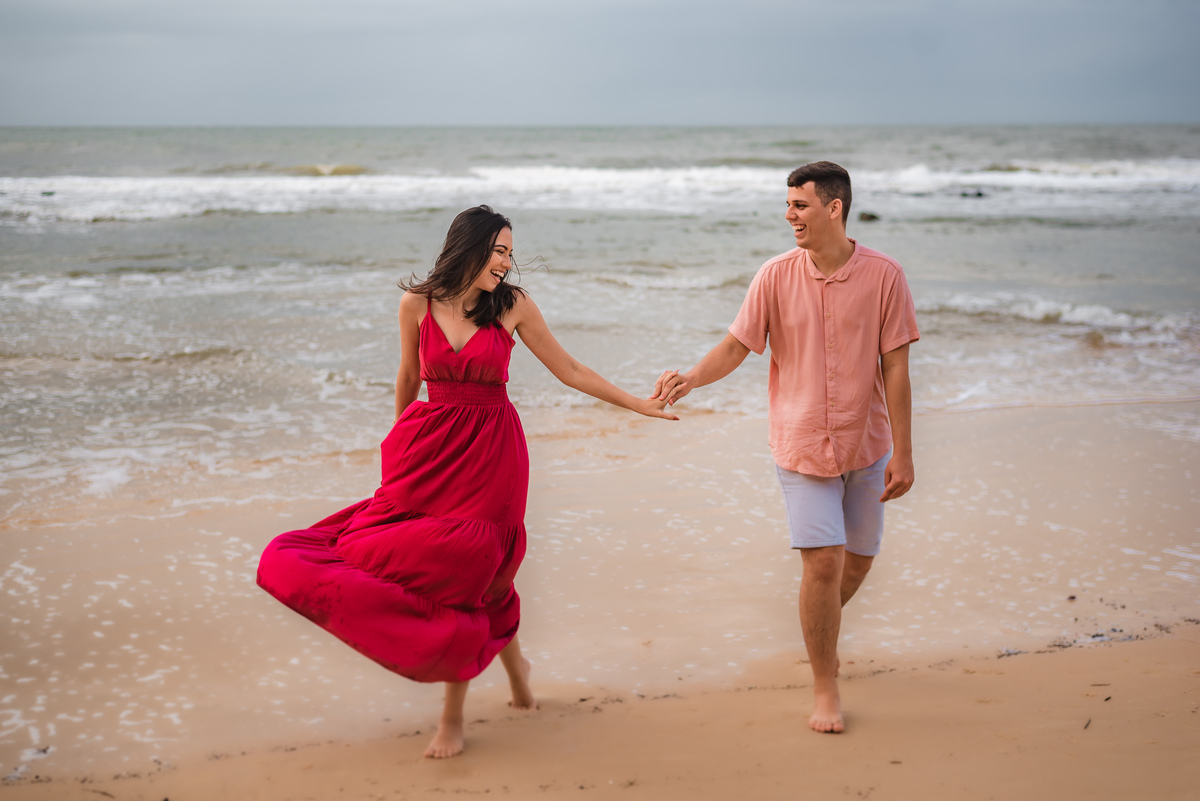 Ensaio de casal na praia_ Tibau do Sul_ Pipa_ RN _ Rio Grande do Norte_ Ensaio pré-casamento _ ensaio de casal_ praia da pipa_ prewedding _ fotógrafo em natal 