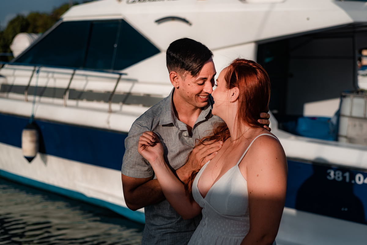 Ensaio de Casal no Iate Clube do Natal - Natal, Rio Grande do Norte - Ensaio ao por do sol - ensaio no veleiro -  veleiro - velejar - forte dos reis magos