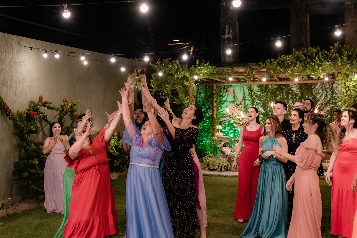Casamento rústico ao ar livre, Casamento de dia, casamento no campo, Natal Rio Grande do Norte, Lótus Recepções, eventos em natal, fotografo em natal, fotografo de casamento em natal, noiva jogando buquê.