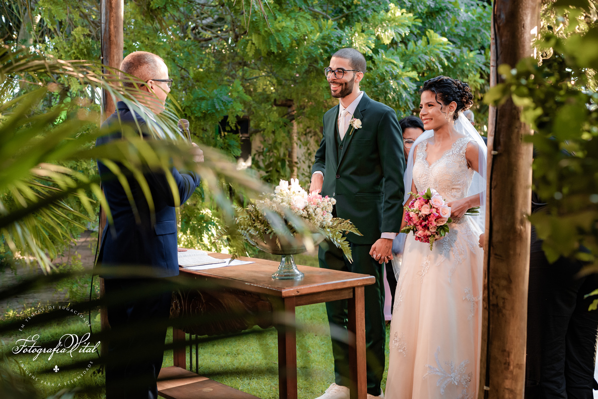 Alamandas buffet e Recepção, Parnamirim / RN, Fotógrafo em natal rn, Casamento em Natal, Casamento no campo, casamento ao ar livre, noivos sorrindo na celebração do casamento