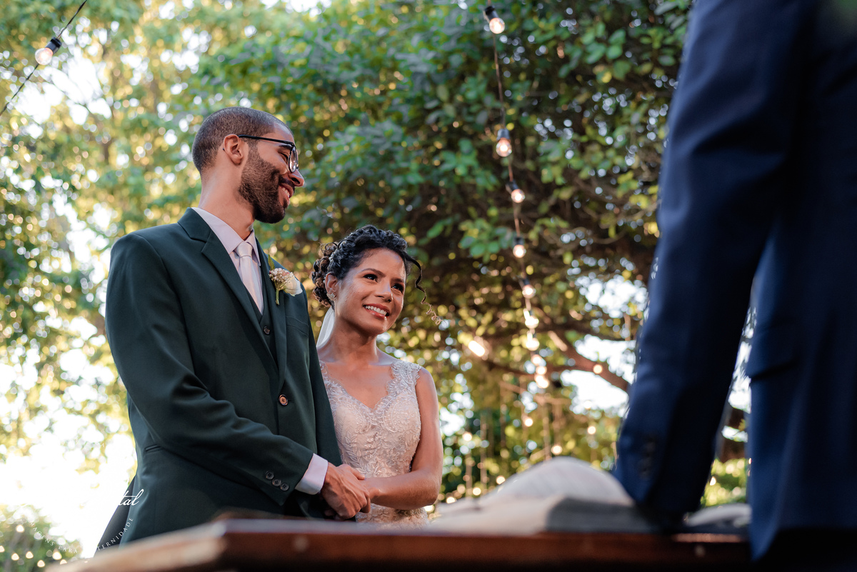 Alamandas buffet e Recepção, Parnamirim / RN, Fotógrafo em natal rn, Casamento em Natal, Casamento no campo, casamento ao ar livre, noivos sorrindo