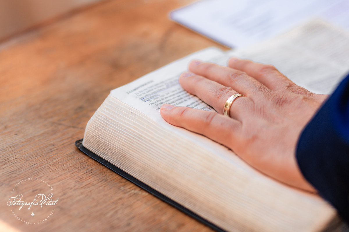 Alamandas buffet e Recepção, Parnamirim / RN, Fotógrafo em natal rn, Casamento em Natal, Casamento no campo, casamento ao ar livre, mão com aliança sobre a bíblia