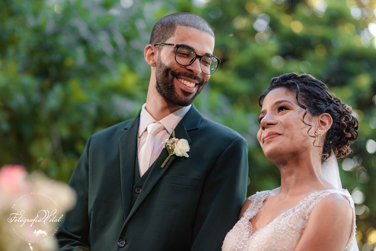 Alamandas buffet e Recepção, Parnamirim / RN, Fotógrafo em natal rn, Casamento em Natal, Casamento no campo, casamento ao ar livre, noivo olhando apaixonado para a noiva