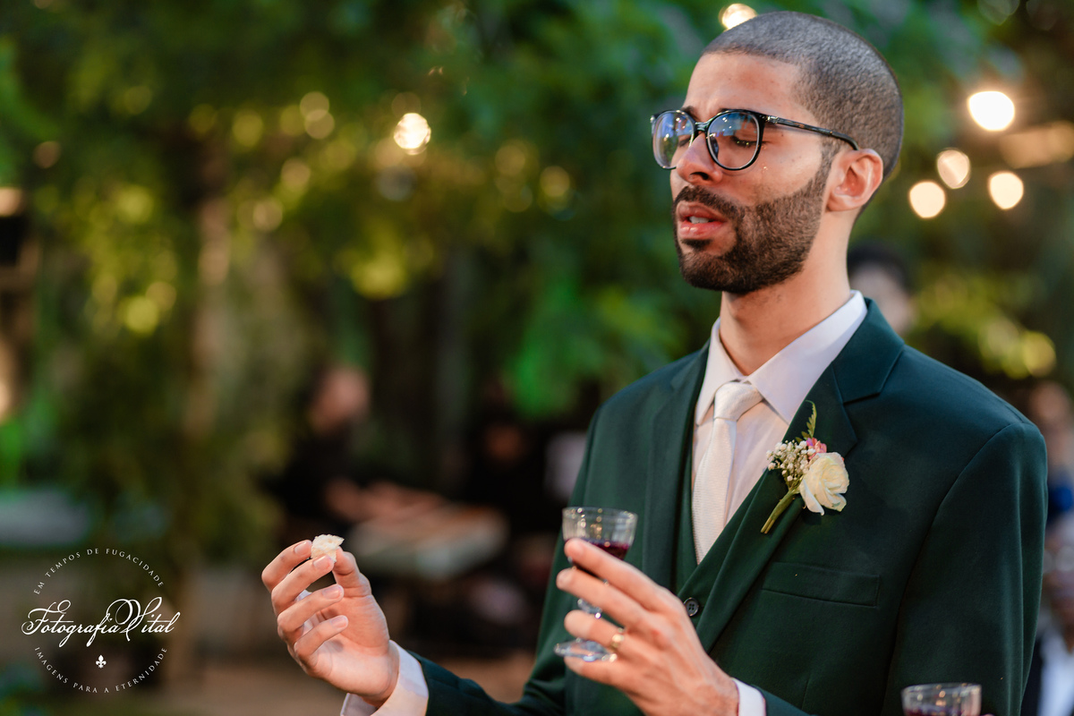 Alamandas buffet e Recepção, Parnamirim / RN, Fotógrafo em natal rn, Casamento em Natal, Casamento no campo, casamento ao ar livre, noivo emocionado segurando taça de vinho