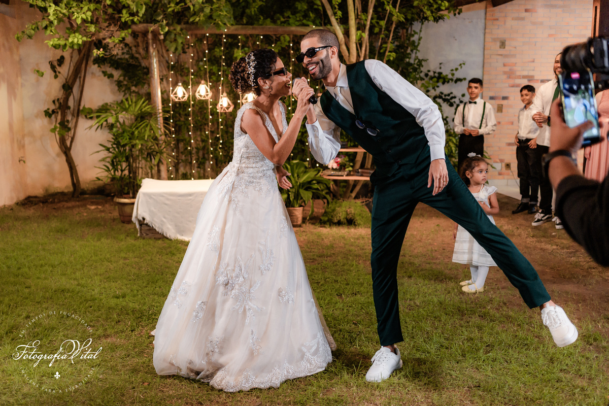 Alamandas buffet e Recepção, Parnamirim / RN, Fotógrafo em natal rn, Casamento em Natal, Casamento no campo, casamento ao ar livre, noivos cantando juntos