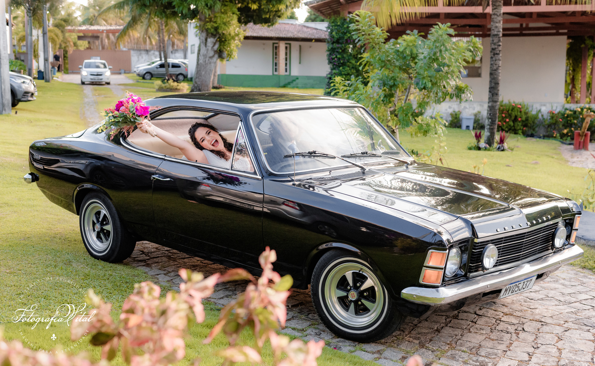 Casamento na Lagoa do Bonfim, Nísia Floresta, Natal RN, Fotografia Vital - noiva entrando em carro opala