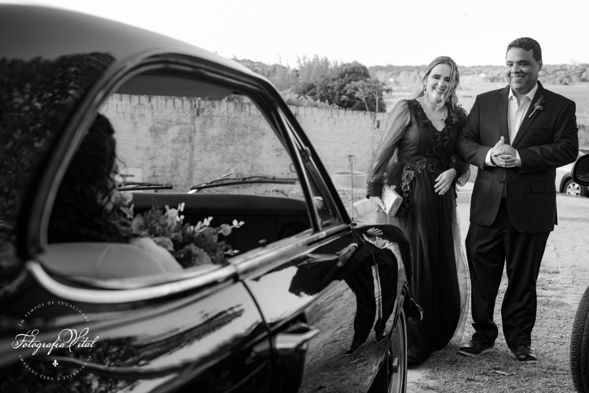 Casamento na Lagoa do Bonfim, Nísia Floresta, Natal RN, Fotografia Vital - noiva entrando em carro opala