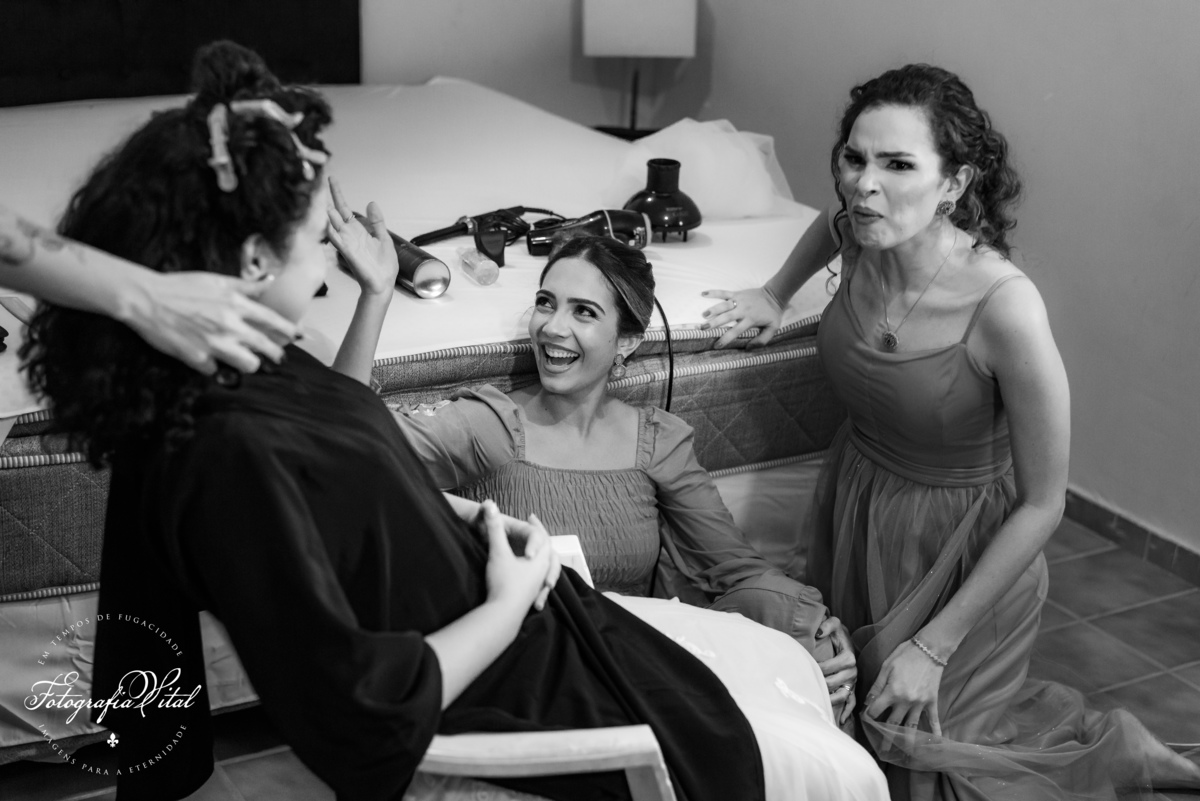 Casamento na Lagoa do Bonfim, Nísia Floresta, Natal RN, Fotografia Vital - noiva cortando cabelo no casamento