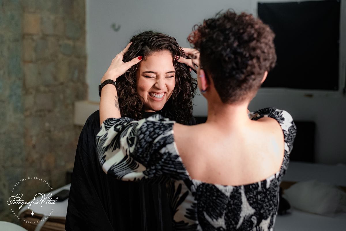 Casamento na Lagoa do Bonfim, Nísia Floresta, Natal RN, Fotografia Vital - noiva cortando cabelo no casamento