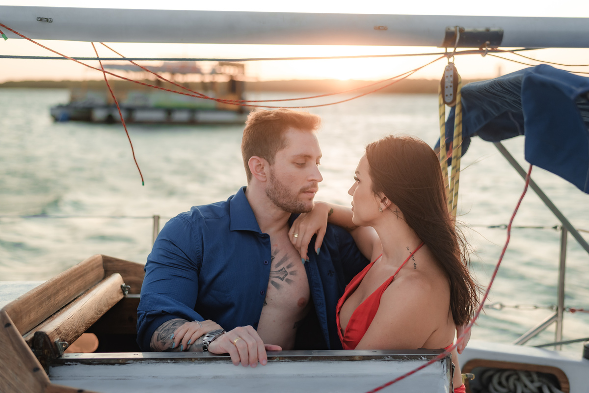 ensaio de casal no veleiro paraíso, vento leve, natal - rn, pre-wedding, precasamento, book de casal