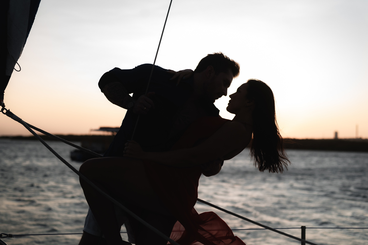 ensaio de casal no veleiro paraíso, vento leve, natal - rn, pre-wedding, precasamento, book de casal