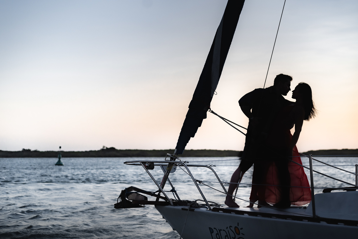 ensaio de casal no veleiro paraíso, vento leve, natal - rn, pre-wedding, precasamento, book de casal