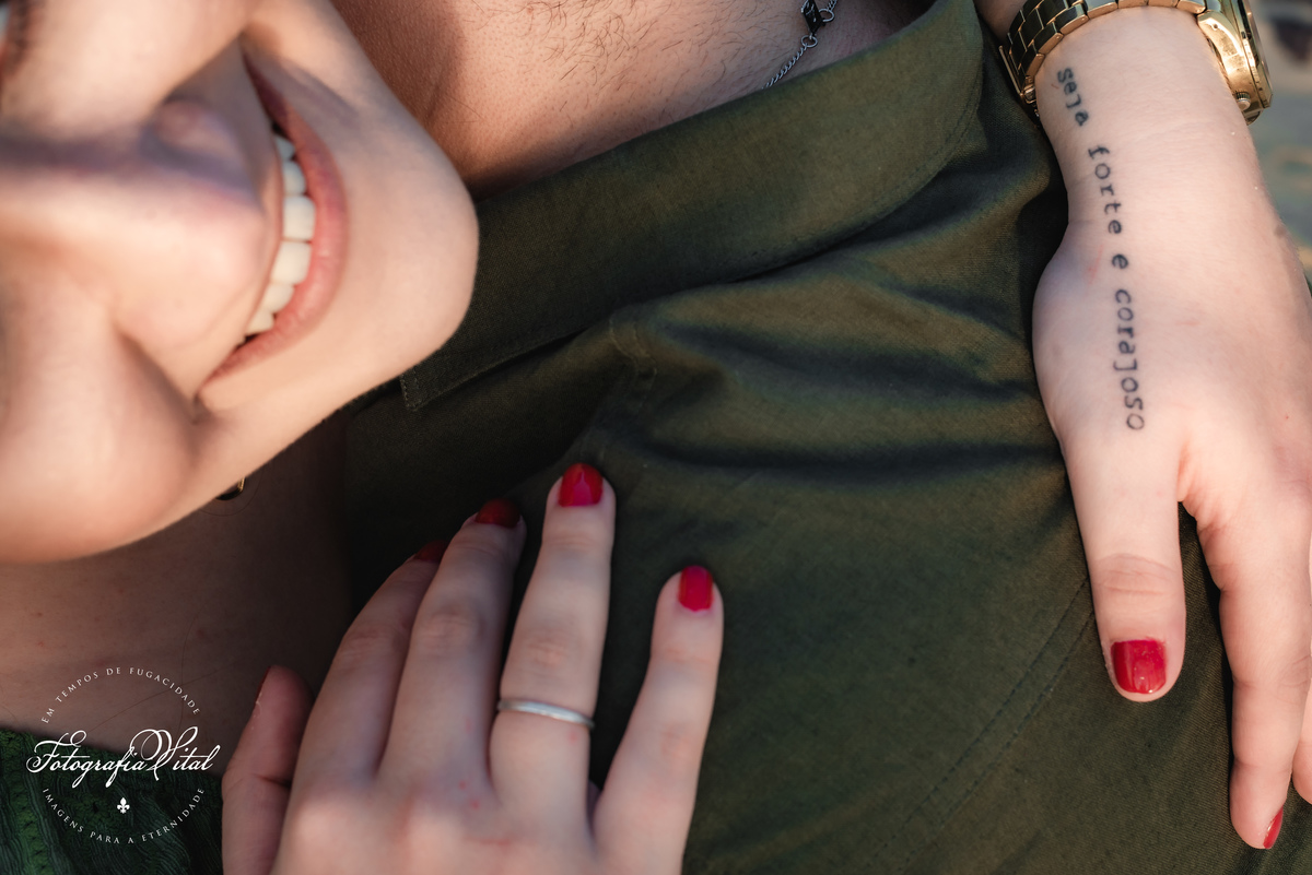 Ensaio de Casal na praia de extremos em Natal rn, Ensaio de casal ao por do sol, sorriso tatuagem e alinça de noivado