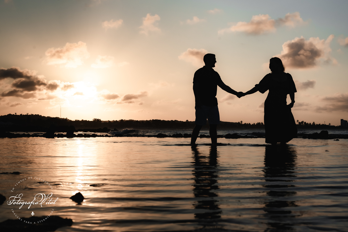 Ensaio de Casal na praia de extremos em Natal rn, Ensaio de casal ao por do sol, silhueta dentro da água