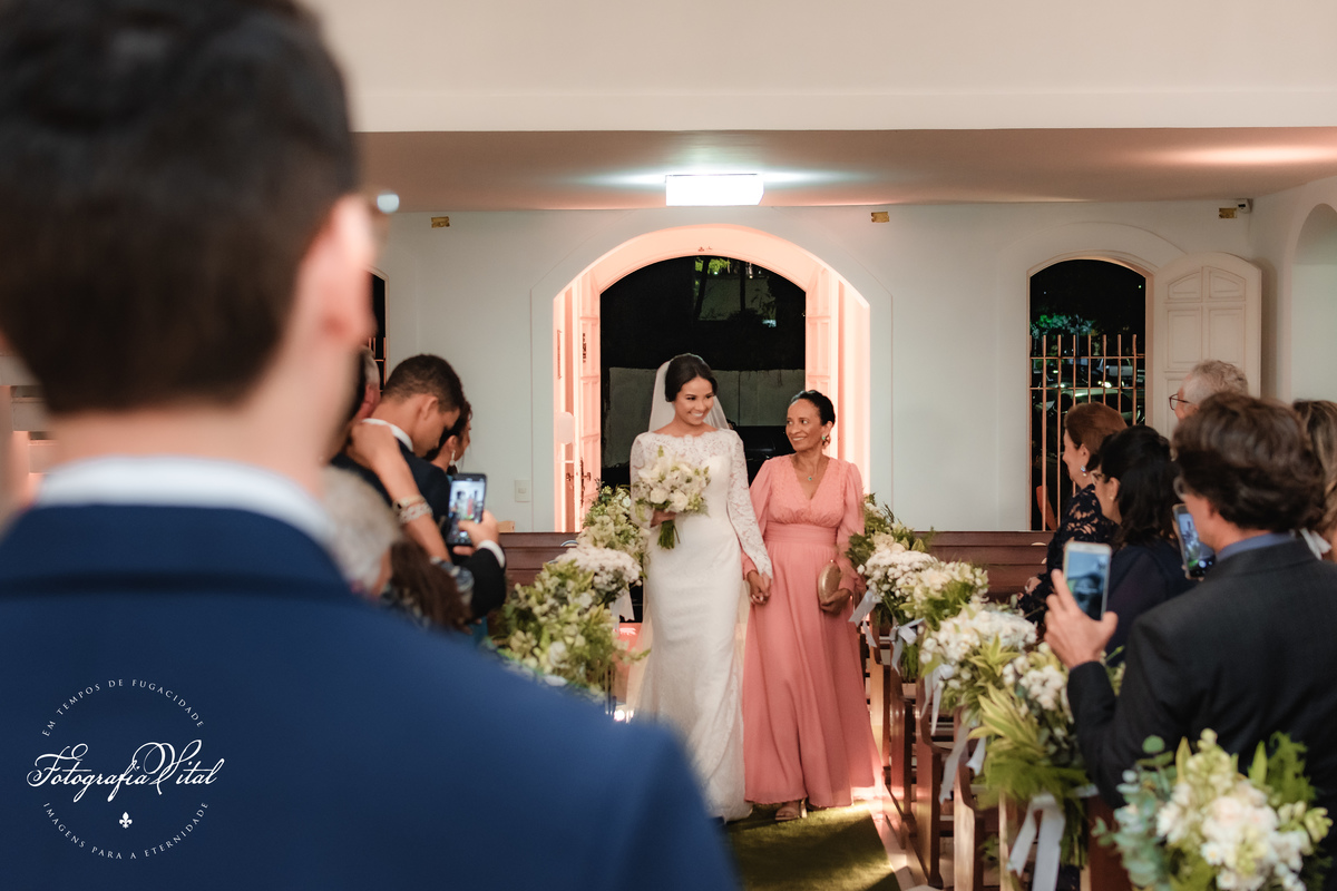 Fotógrafo em Natal. Fotografia Vital. Casamento da Juliana e do Cláudio Marcel.  Dia da Noiva: Parmenas Cabeleireiros. Celebração: Capela de São Judas Tadeu, Tirol, Natal/RN. Recepção: Nau Frutos do Mar, Natal/RN. Cerimonial: Sonhos Cerimonial. Decoração 